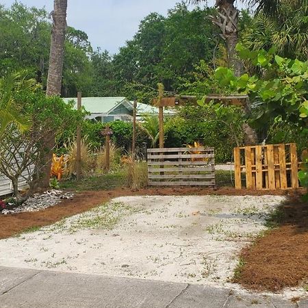 1 Beige Cozy Bungalow Or 1 White Cozy Efficiency Cottage In Titusville Exterior foto