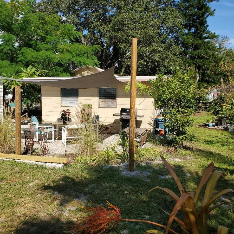 1 Beige Cozy Bungalow Or 1 White Cozy Efficiency Cottage In Titusville Exterior foto