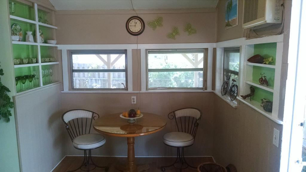 1 Beige Cozy Bungalow Or 1 White Cozy Efficiency Cottage In Titusville Exterior foto