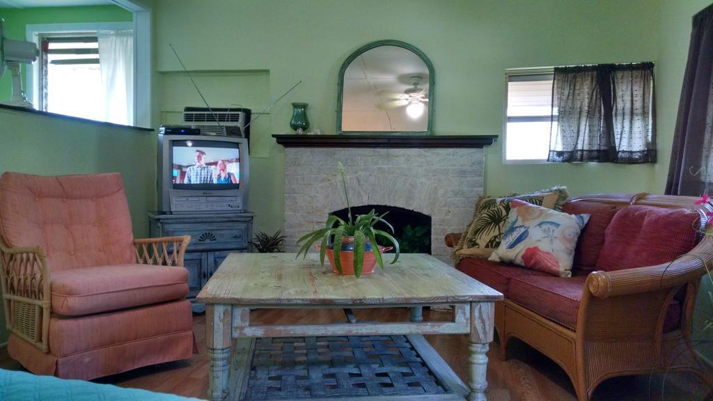 1 Beige Cozy Bungalow Or 1 White Cozy Efficiency Cottage In Titusville Exterior foto