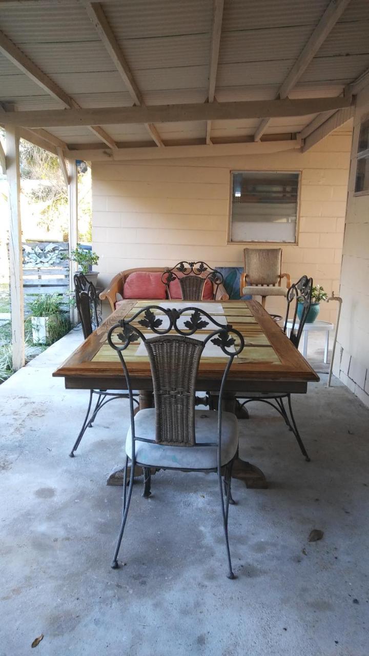 1 Beige Cozy Bungalow Or 1 White Cozy Efficiency Cottage In Titusville Exterior foto